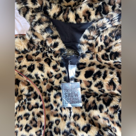 EXCLUSIVE: VS PINK Faux Fur Bomber Jacket 🐆 From Fashion Show RUNWAY! - Picture 4 of 16